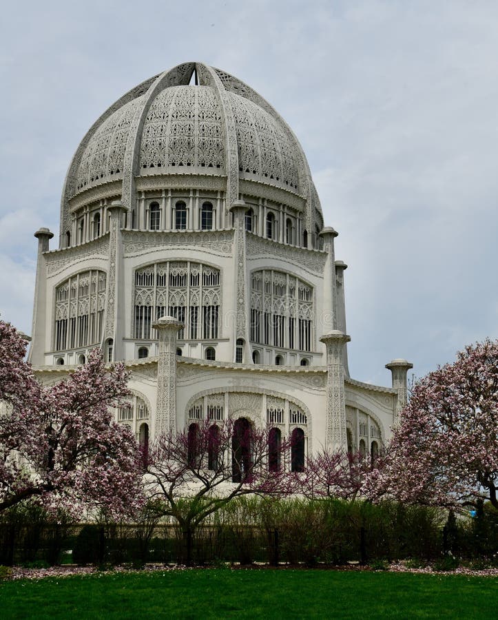 Baha’i binnenshuis van Verering over Tot bloei komende Magnoliabomen stock afbeeldingen Baha’i binnenshuis van Verering over Tot bloei komende Magnoliabomen stock afbeeldingen