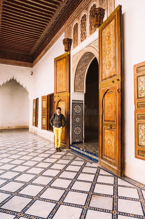 Bahia Palace que visita turística femenina en Marrakesh - Marruecos imagen de archivo libre de regalías Bahia Palace que visita turística femenina en Marrakesh - Marruecos imagen de archivo libre de regalías