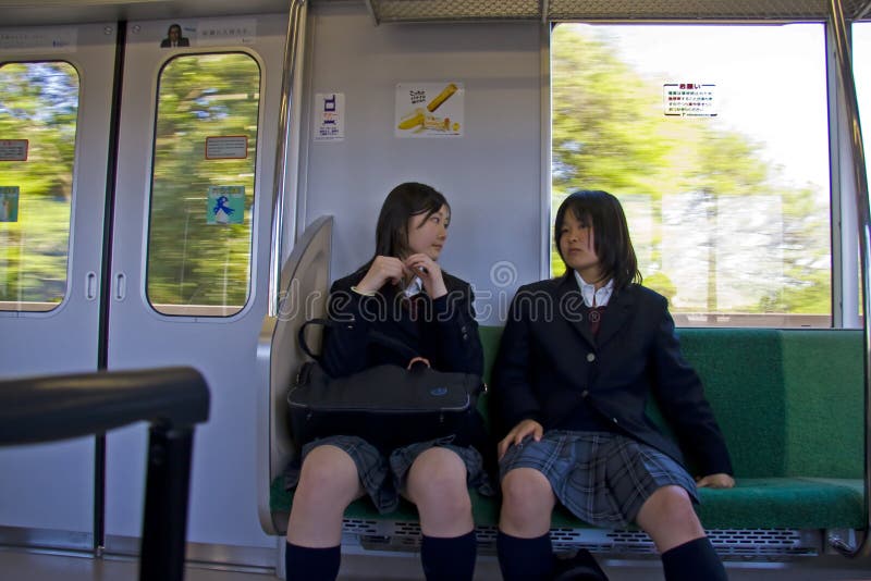 Bahnserienzug der japanischen Mädchen