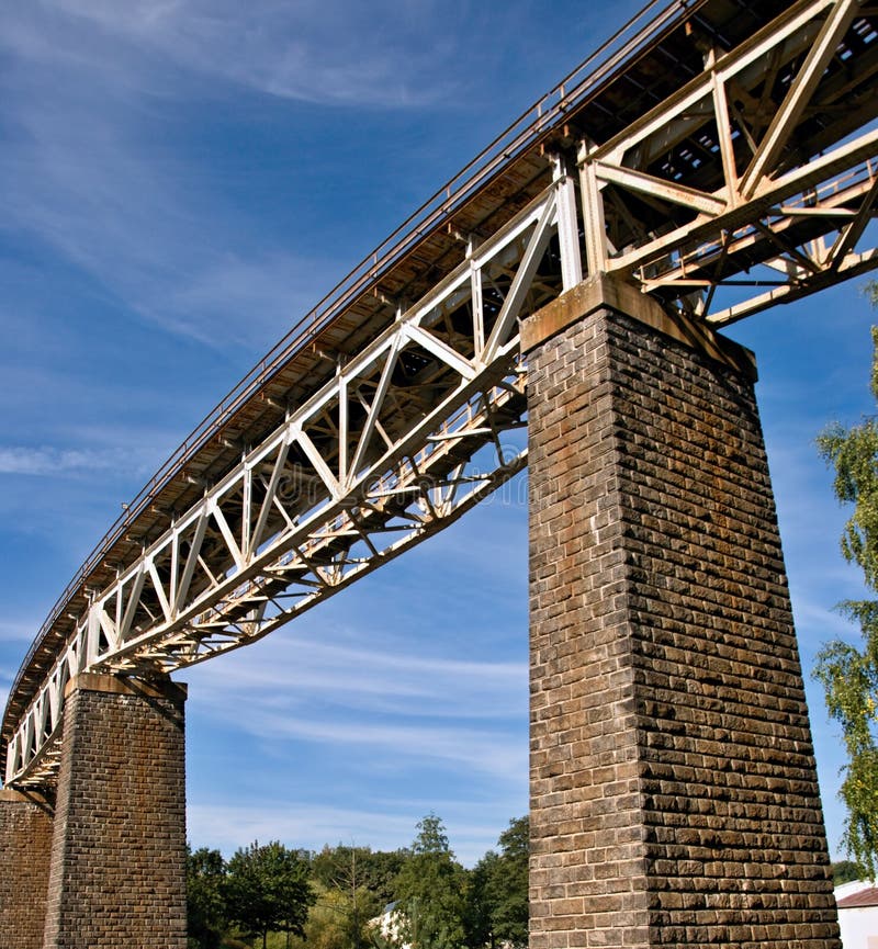 Bahnstahlfachwerkbrücke stockfotografie Bahnstahlfachwerkbrücke stockfotografie