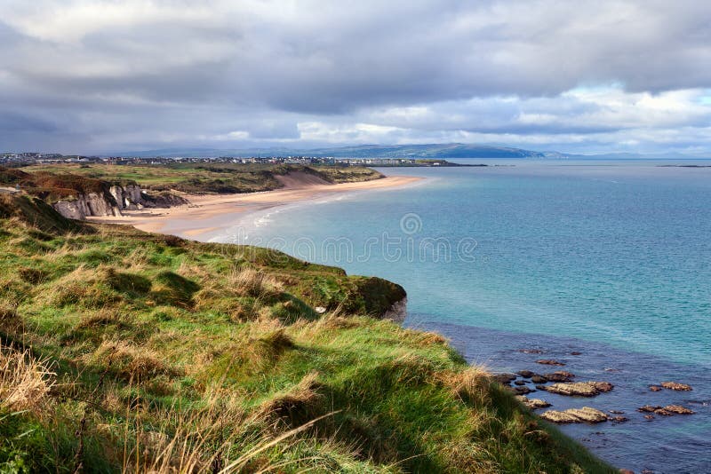 Bahía de Portrush en el condado Antrim, Irlanda del Norte. foto de archivo libre de regalías Bahía de Portrush en el condado Antrim, Irlanda del Norte. foto de archivo libre de regalías