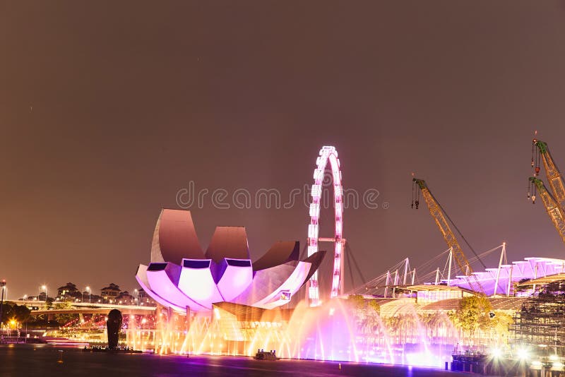 BAIA DEL PORTICCIOLO, SINGAPORE 17 03 2019: Paesaggio urbano dell'affare di Singapore che costruisce la città di Singapore immagine stock BAIA DEL PORTICCIOLO, SINGAPORE 17 03 2019: Paesaggio urbano dell'affare di Singapore che costruisce la città di Singapore immagine stock