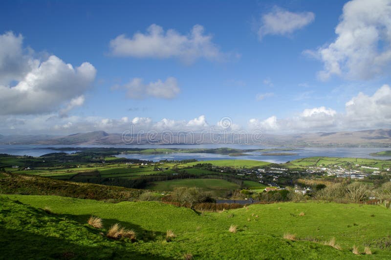Baia di Bantry dalla collina di Seskin immagini stock libere da diritti Baia di Bantry dalla collina di Seskin immagini stock libere da diritti