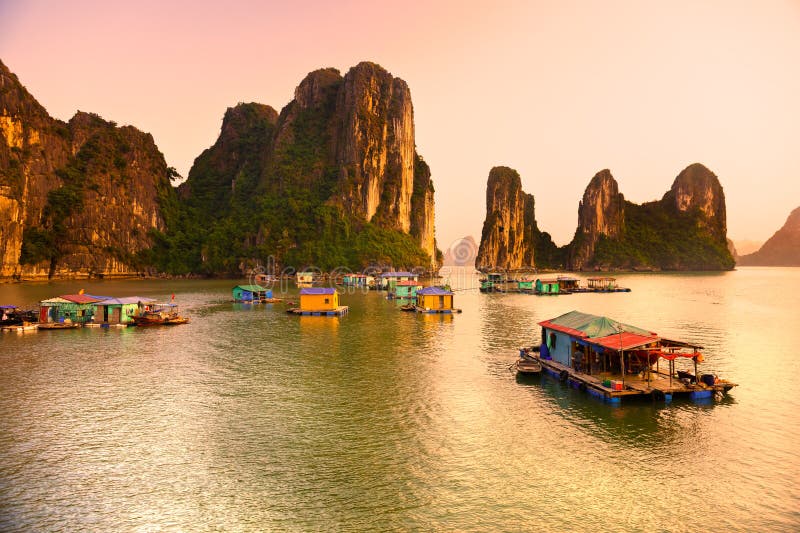 Baia di Halong, Vietnam. fotografia stock Baia di Halong, Vietnam. fotografia stock