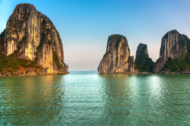 Baia di Halong, Vietnam. immagine stock Baia di Halong, Vietnam. immagine stock