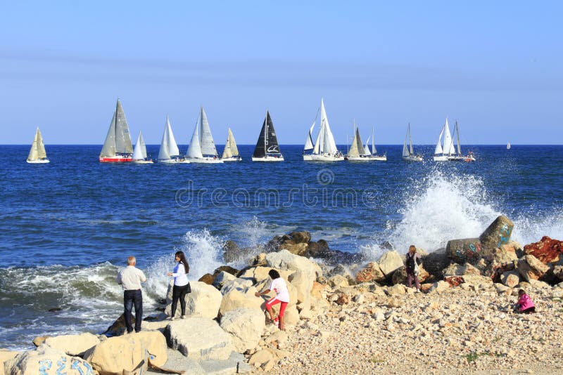 Baia di sorveglianza Bulgaria di Varna della corsa dei saiboats della gente fotografia stock libera da diritti Baia di sorveglianza Bulgaria di Varna della corsa dei saiboats della gente fotografia stock libera da diritti