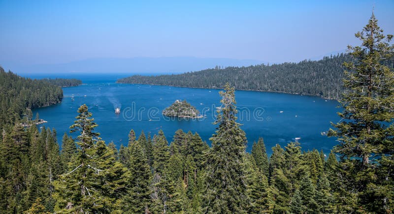 Baia verde smeraldo, Lake Tahoe E fotografia stock Baia verde smeraldo, Lake Tahoe E fotografia stock