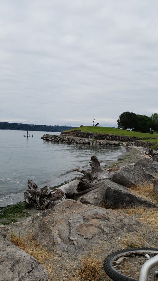 Baie avec la terre et les roches photos libres de droits Baie avec la terre et les roches photos libres de droits