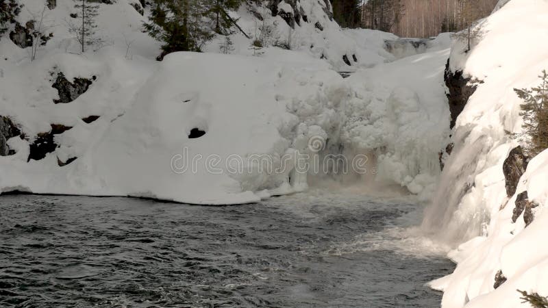 Baie calme de rivière d'hiver avec de hautes banques et cascades de neige