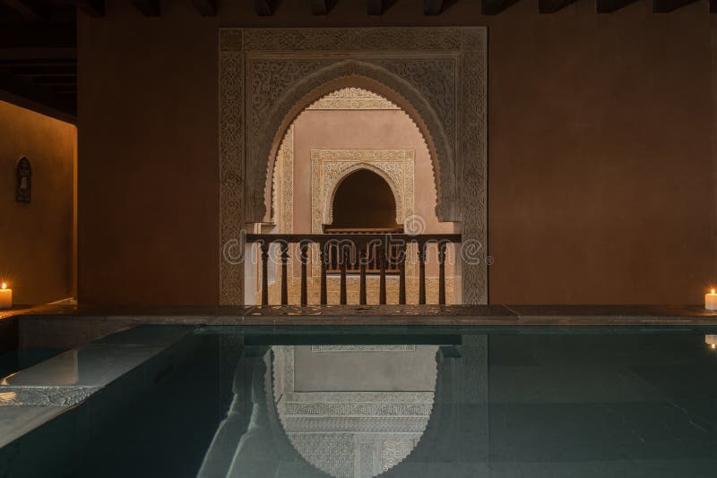 Baie de apă fierbinte în întuneric, cu reflexie pe suprafața arabă stock photography