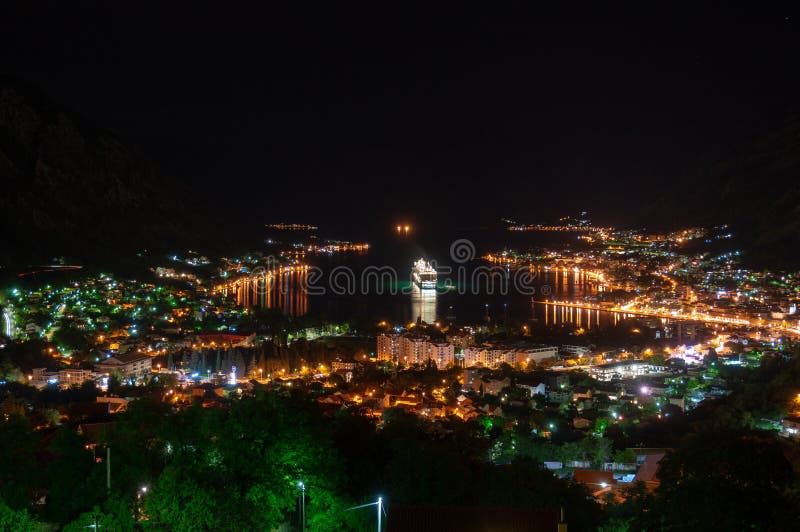 Baie de Kotor la nuit Vue de b?ti Lovcen vers le bas vers Kotor dans Mont?n?gro photo libre de droits Baie de Kotor la nuit Vue de b?ti Lovcen vers le bas vers Kotor dans Mont?n?gro photo libre de droits