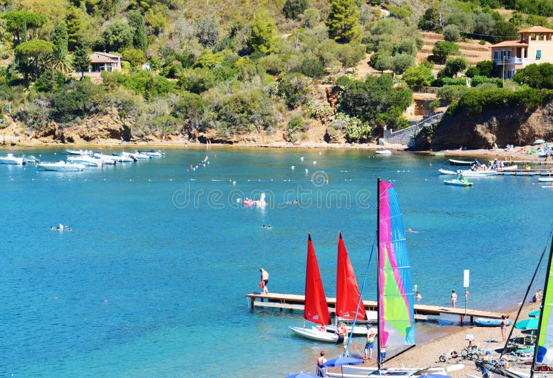 Baie de Portoferraio, vue panoramique et bateaux, Elba Island photo stock Baie de Portoferraio, vue panoramique et bateaux, Elba Island photo stock