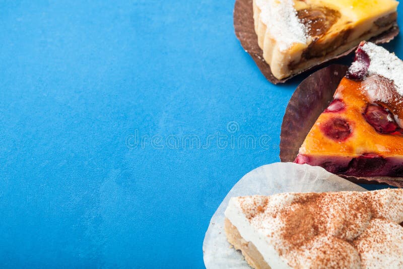 Baie, pomme et tartes de crème organiques faits maison, l'espace vide pour le texte images stock Baie, pomme et tartes de crème organiques faits maison, l'espace vide pour le texte images stock