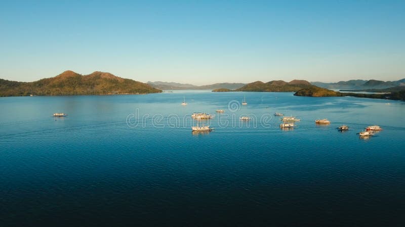 Baie tropicale de mer avec des bateaux Vue aérienne : Paysage marin Busuanga, Palawan, Philippines