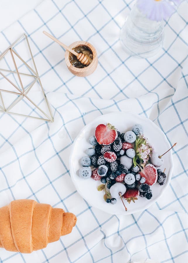 Baies fraîches délicieuses, croissant sur la table photo stock Baies fraîches délicieuses, croissant sur la table photo stock