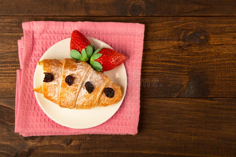 Baies mûres de petit déjeuner délicieux de croissants image stock Baies mûres de petit déjeuner délicieux de croissants image stock