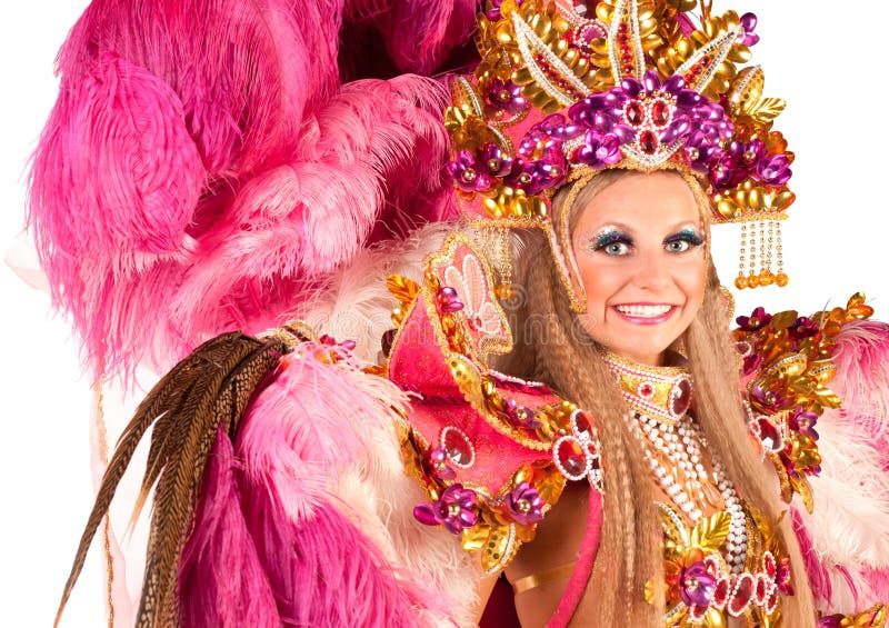 Hermosa joven en carnaval con disfraz de plumas