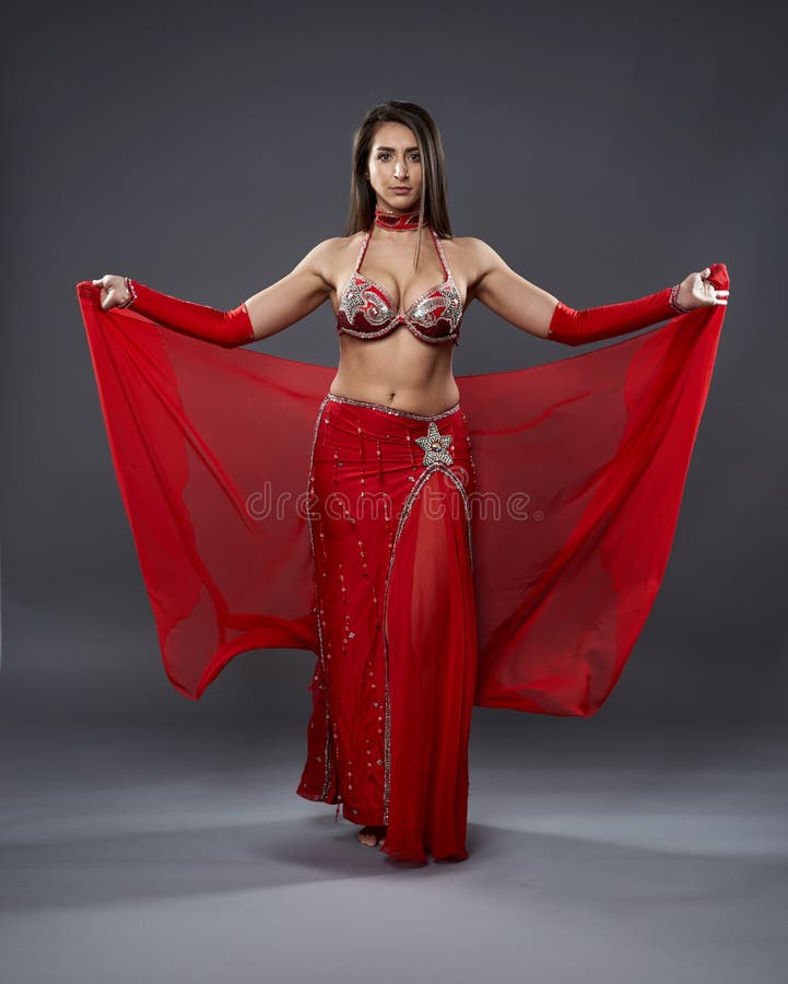Bella bailarina de danza del vientre en traje rojo con la espada sobre su  cabeza, aislado Fotografía de stock - Alamy