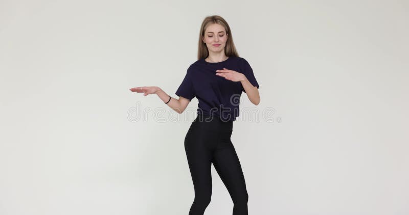 Bailarina actúa movimientos enérgicos disfrutando de la música almacen de metraje de vídeo