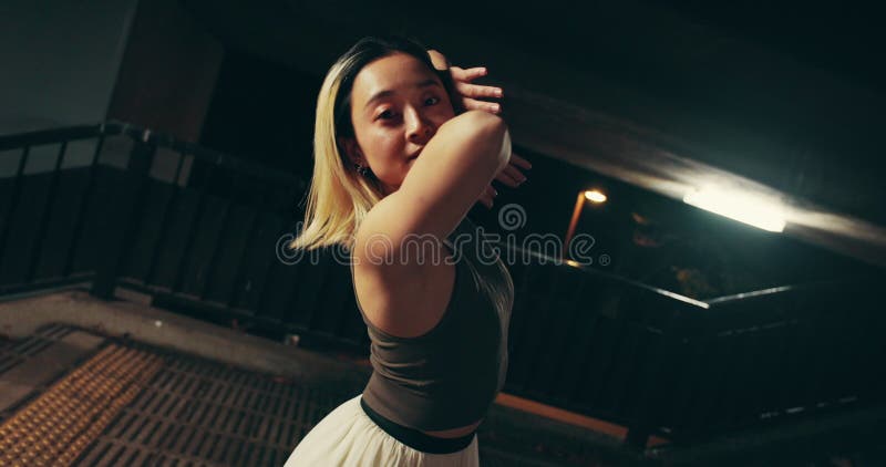 Bailarina asiática y noche con estilo para la coreografía o expresión de espectáculos callejeros en japón. retrato japonés almacen de video