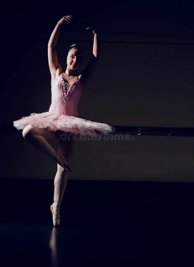 Bailarina linda a dançar em pontas fotos de stock royalty free