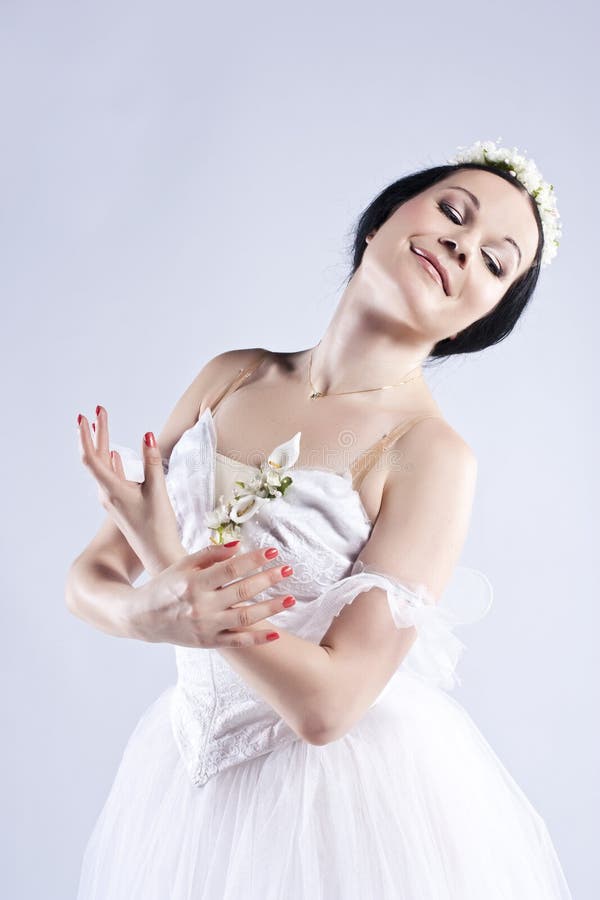 Bailarina bonita que levanta no cinza fotos de stock royalty free Bailarina bonita que levanta no cinza fotos de stock royalty free