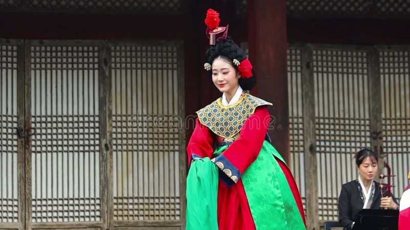 Bailarina coreana usando hanbok tradicional de ropa coreana en el palacio gyeongbokgung en seúl corea del sur almacen de video