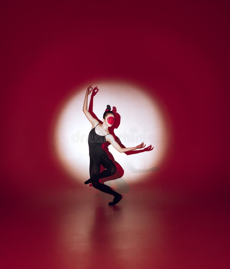 Bailarina De Ballet Bailando Sobre Fondo Rojo De Estudio. Diseño Moderno. Luz Conceptual Colorida Contemporánea Como Sol Naciente Foto de archivo danza contemporanea Bailarina De Ballet Bailando Sobre Fondo Rojo De Estudio. Diseño Moderno. Luz Conceptual Colorida Contemporánea Como Sol Naciente Foto de archivo
