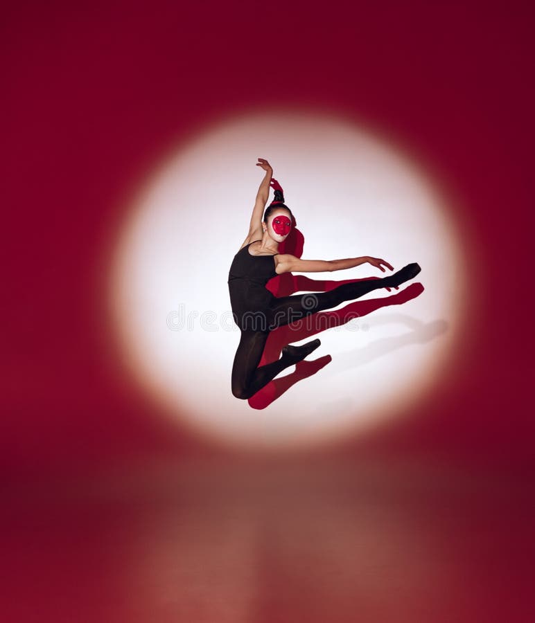  Bailarina De Ballet Bailando Sobre Fondo Rojo De Estudio. Diseño Moderno. Luz Conceptual Colorida Contemporánea Como Sol Naciente Imagen de archivo