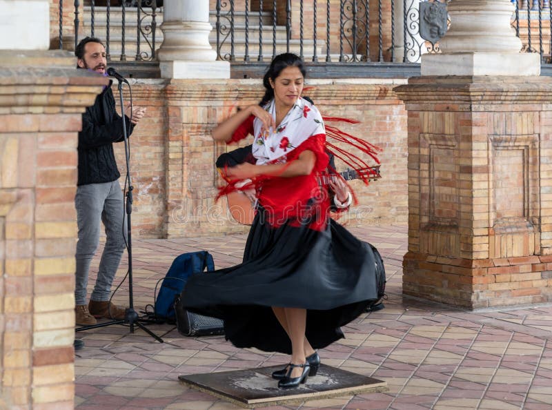 Bailarina De Apasionada Con Ropa De Colores Bailando En La Plaza De Espana En Seville Imagen de archivo editorial - Imagen de sevilla,