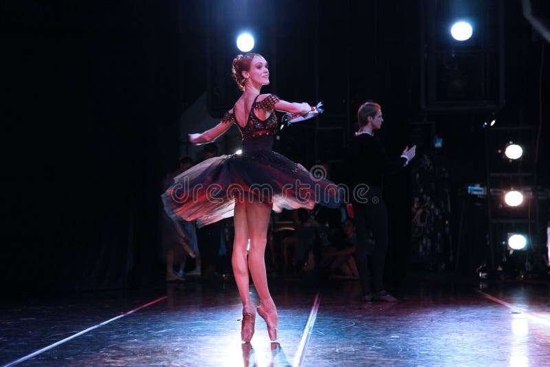 Bailarina de Prima do teatro Ulyana Lopatkina de Mariinsky e assim imagem de stock Bailarina de Prima do teatro Ulyana Lopatkina de Mariinsky e assim imagem de stock