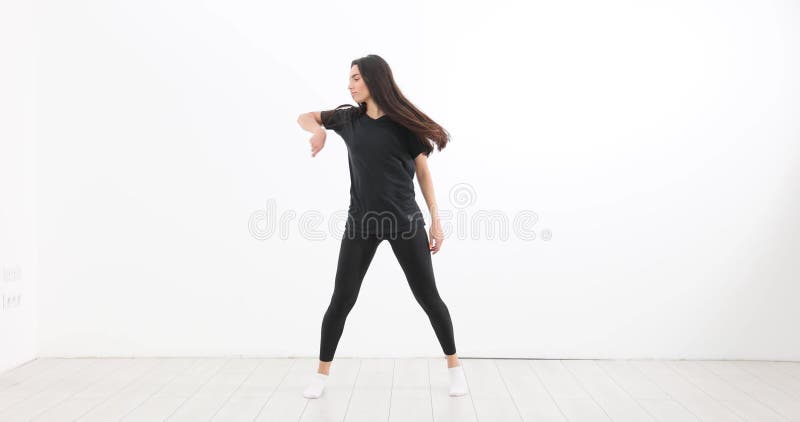Bailarina de ropa deportiva interpreta movimientos de baile metrajes