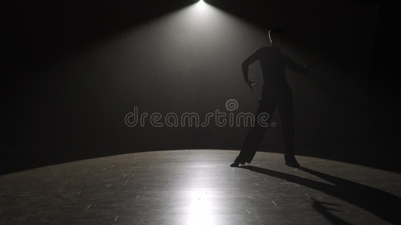 Bailarina de salón de baile elegante de silhouette en el centro de atención almacen de metraje de vídeo