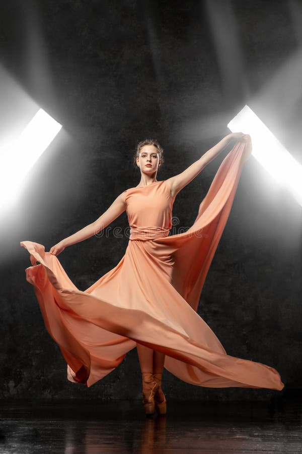 A bailarina demonstra habilidades da dança Bailado clássico bonito imagem de stock A bailarina demonstra habilidades da dança Bailado clássico bonito imagem de stock
