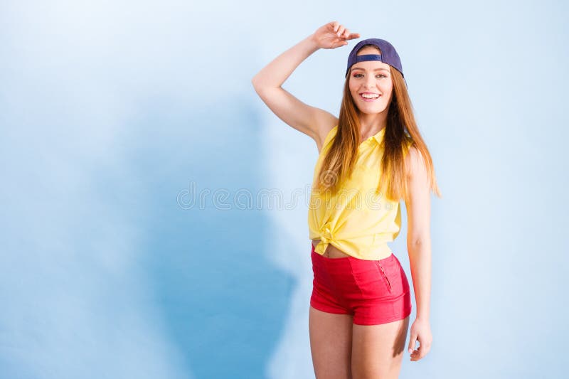 Bailarina femenina de moda y joven sonriente imagen de archivo libre de regalías