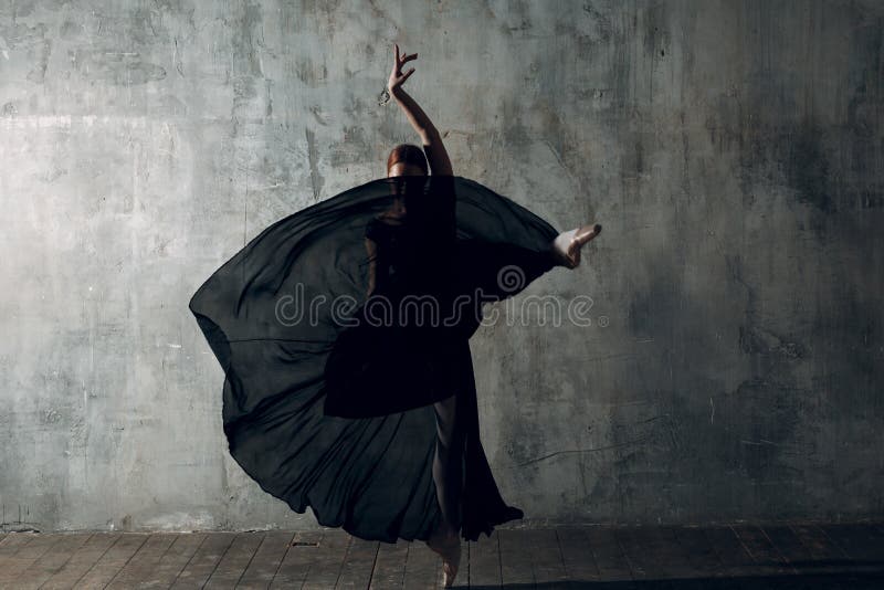 Retrato Silhueta De Perfil Feminino Com Lua E Nuvens Na Cabeça. Conceito De  Psicologia E Ciclos Menstruais. Imagem de Stock - Imagem de noite,  liberdade: 214076803