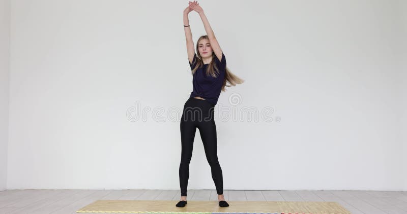 Bailarina joven se involucra en la rutina de baile en un club deportivo almacen de video