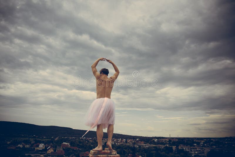 Bailarina louca Rainha de arrasto Anormal engraçado do homem Dança do homem no tutu no estúdio do bailado Homem na saia da bailar foto de stock Bailarina louca Rainha de arrasto Anormal engraçado do homem Dança do homem no tutu no estúdio do bailado Homem na saia da bailar foto de stock