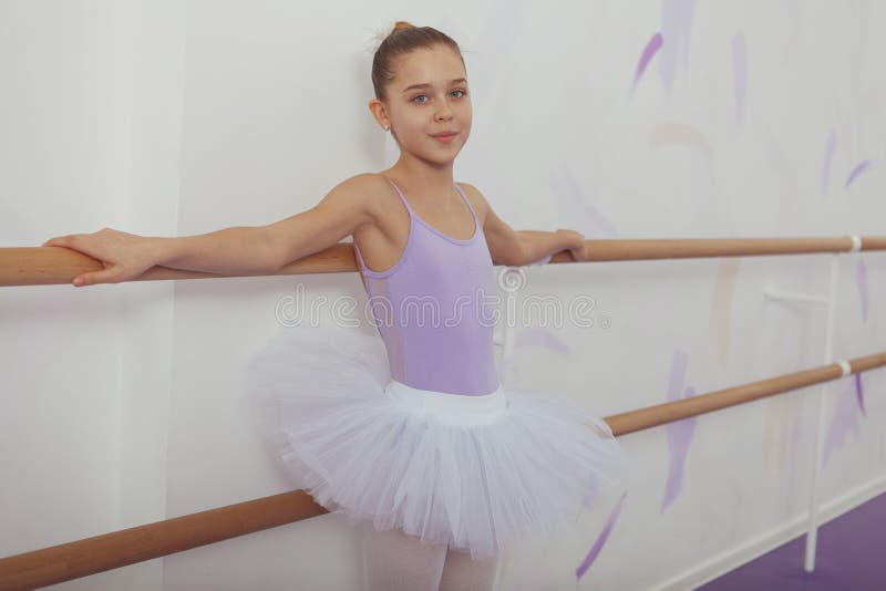 Bailarina magnífica de la chica joven que practica en el estudio de la danza foto de archivo libre de regalías Bailarina magnífica de la chica joven que practica en el estudio de la danza foto de archivo libre de regalías