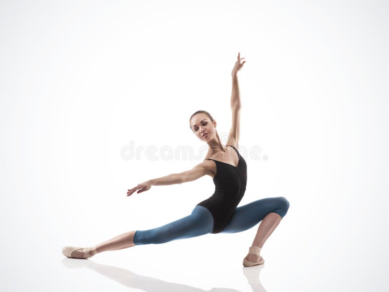 Bailarina no equipamento preto que levanta nos dedos do pé foto de stock Bailarina no equipamento preto que levanta nos dedos do pé foto de stock