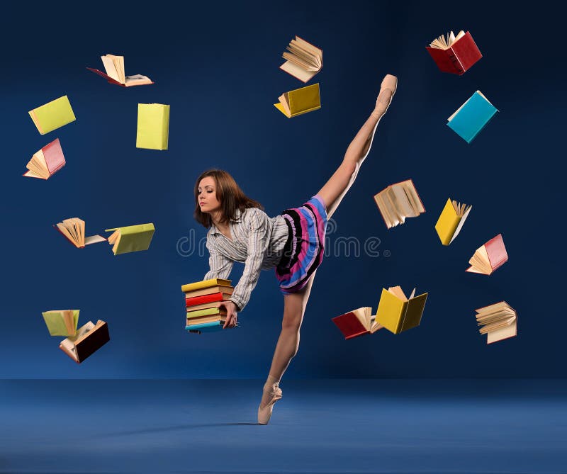 A bailarina no formulário da estudante com pilha registra fotografia de stock A bailarina no formulário da estudante com pilha registra fotografia de stock
