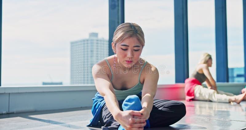 Bailarina o estiramientos en estudio para el bienestar el calentamiento o la flexibilidad en el ensayo. bailarina japonesa o almacen de metraje de vídeo