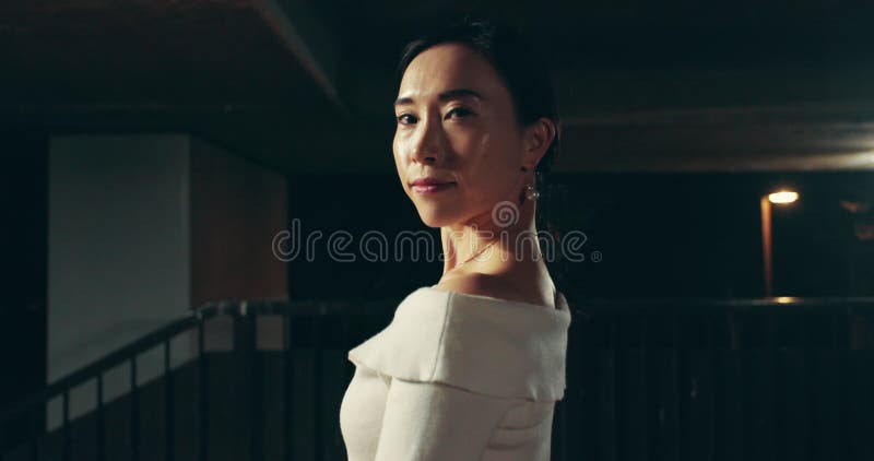 Bailarina o noche asiática con confianza en la ciudad para actuación callejera o estilo coreográfico en japón. retrato almacen de metraje de vídeo