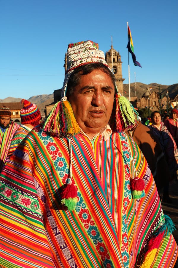 Bailarina peruana con colorida ropa tradicional en la Fiesta del Cusco, 2019 foto de archivo