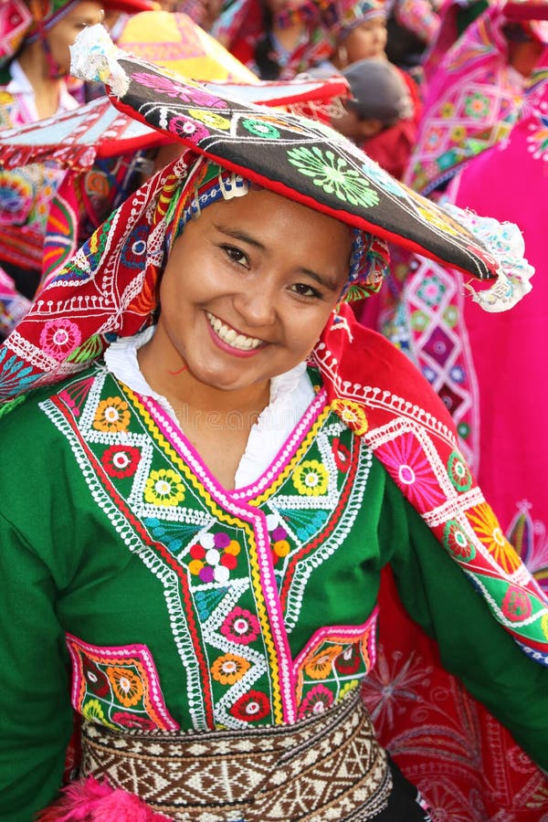 Bailarina peruana con traje tradicional en la Fiesta del Cusco, 2019 imágenes de archivo libres de regalías