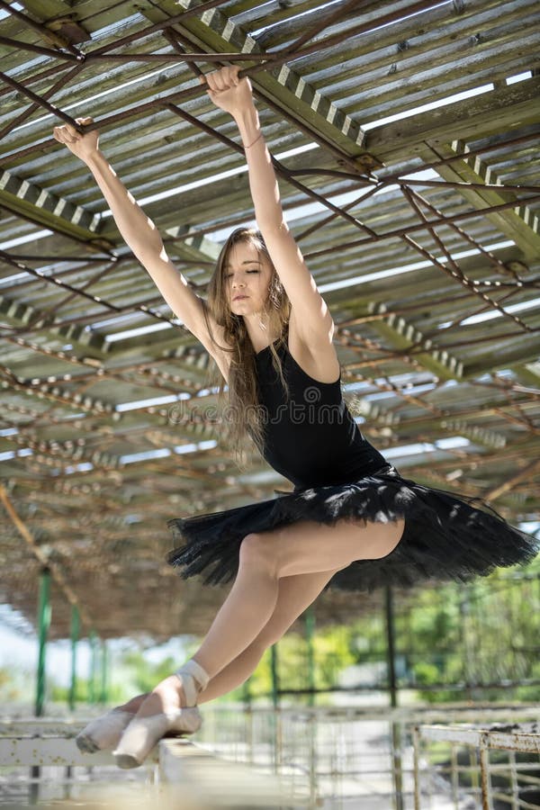 Bailarina que levanta fora fotografia de stock Bailarina que levanta fora fotografia de stock