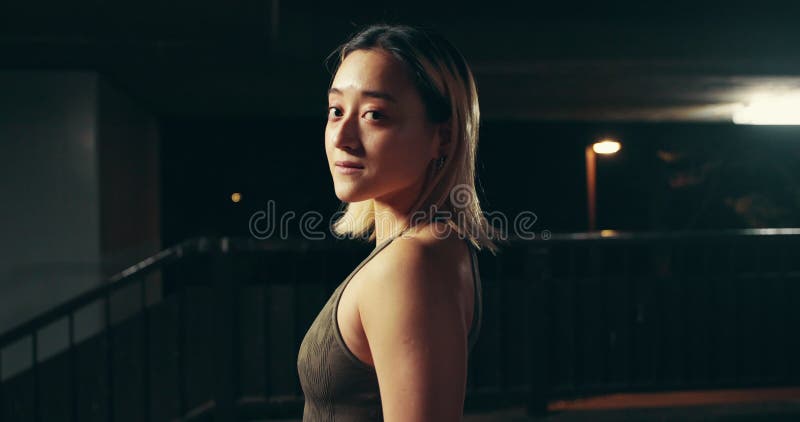 Bailarina y noche asiática con confianza en la coreografía o expresión de espectáculos callejeros en japón. retrato almacen de metraje de vídeo