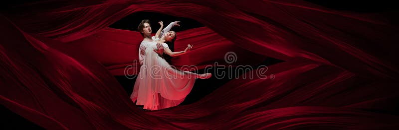 Bailarinas profesionales de ballet hombres y mujeres haciendo representaciones teatrales clásicas bailando sobre fondo de tela roj fotografía de archivo libre de regalías