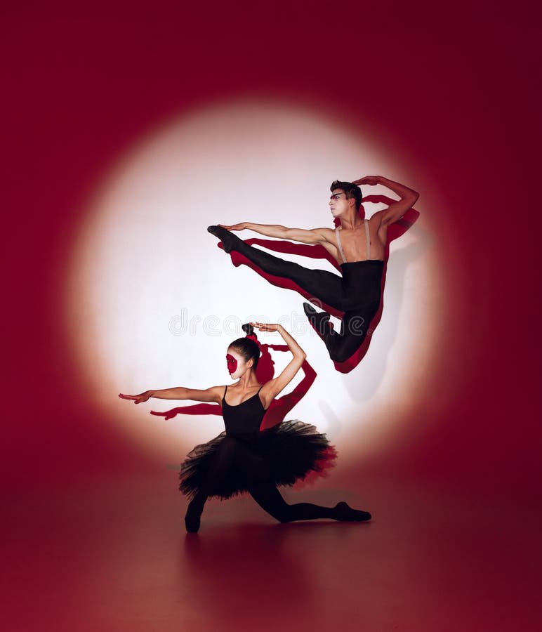 Bailarines De Ballet Bailando Sobre Fondo Rojo De Estudio. Diseño Moderno. Luz Conceptual Colorida Contemporánea Como Sol Naciente Imagen de archivo danza contemporanea Bailarines De Ballet Bailando Sobre Fondo Rojo De Estudio. Diseño Moderno. Luz Conceptual Colorida Contemporánea Como Sol Naciente Imagen de archivo
