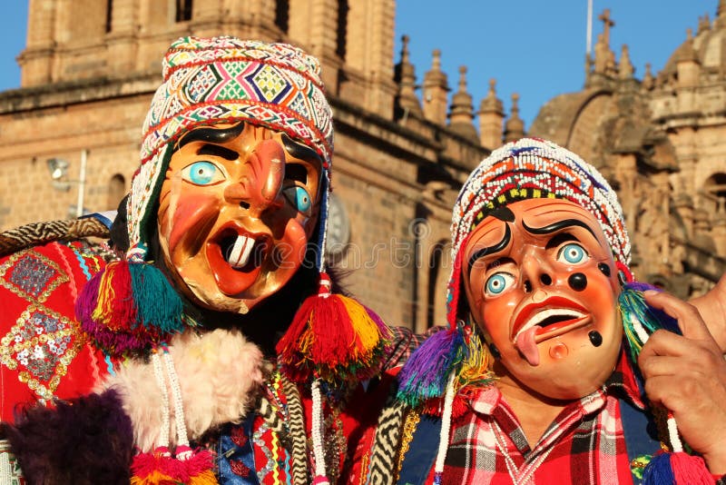 Bailarines peruanos con máscaras en la Fiesta del Cusco, 2019 fotografía de archivo